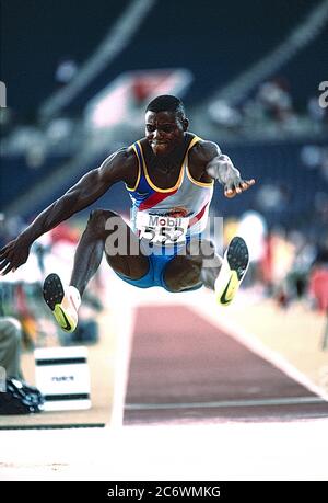 Carl Lewis (USA) compitiendo en las pruebas de los equipos de atletismo olímpicos de EE.UU. De 1996 Foto de stock