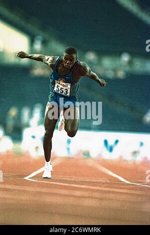 Carl Lewis (USA) compitiendo en las pruebas de los equipos de atletismo olímpicos de EE.UU. De 1996 Foto de stock