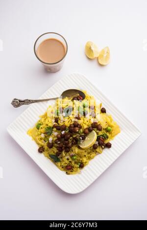 Power Kaburi Chana Poha o Pohe de Choley rico en proteínas, Maharashtrian Popular, receta de desayuno indio, enfoque selectivo Foto de stock