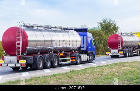 camiones de combustible va en la carretera del país Foto de stock