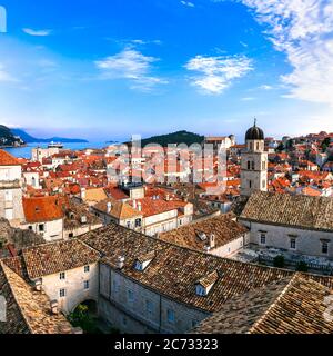 Viajes a Croacia. Dubrovnik. Vista desde la muralla de la ciudad en el centro histórico de la ciudad Foto de stock