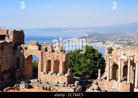 Griechisches Theater die Bucht von Naxos im Hintergrund Foto de stock