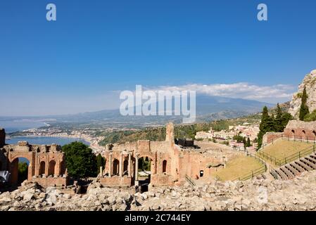 Griechisches Theater von Taormina im Hintergrund der Vokan Ätna, der größte Vulkan Europas Foto de stock