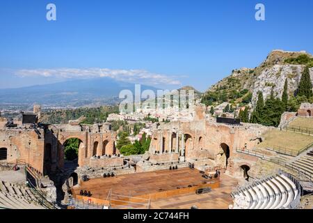 Griechisches Theater von Taormina im Hintergrund der Vokan Ätna, der größte Vulkan Europas Foto de stock