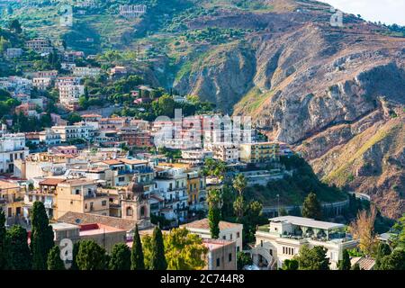 Bergige Stadtansicht von Taormina Sizilien im Sonnenschein Foto de stock