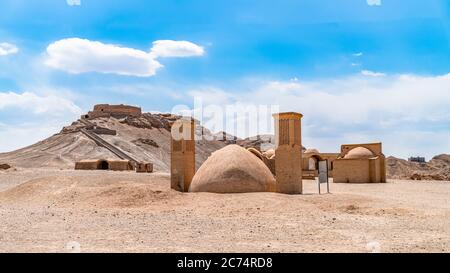Yazd, Irán - Mayo 2019: Ruinas de edificios rituales junto a Zoroastrianos Dakhmeh Torres del Silencio en la ciudad de Yazd Foto de stock