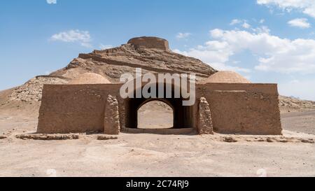 Yazd, Irán - Mayo 2019: Ruinas de Zoroastrianos Dakhmeh Torres del Silencio en la ciudad de Yazd Foto de stock