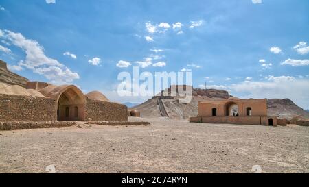 Yazd, Irán - Mayo 2019: Ruinas de Zoroastrianos Dakhmeh Torres del Silencio en la ciudad de Yazd Foto de stock