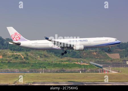Chengdu, China - 22 de septiembre de 2019: Avión Airbus A330-300 de China Airlines en el aeropuerto Chengdu Shuangliu (CTU) en China. Airbus es un avión europeo