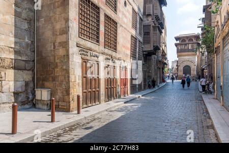 El Cairo, Egipto - 26 2020 de junio: Calle Moez con pocos visitantes locales y Sabil-Kuttab de Katkhuda Mamuk edificio histórico en el extremo lejano durante el período de cierre de Covid-19, distrito de Gamalia, el Viejo Cairo
