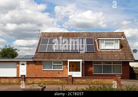 Un bungalow con instalación de paneles solares en un suburbio de Norwich en el pueblo de Hellesdon, Norfolk, Inglaterra, Reino Unido, Europa. Foto de stock