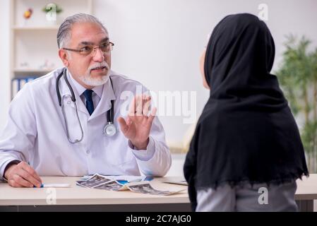 Mujer árabe que visita al médico experimentado Foto de stock