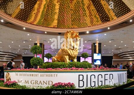 Las Vegas, NV, EE.UU. - 10 de enero de 2018: Una pequeña réplica de bronce del MGM 'Grand Lion'. Está situado en el vestíbulo del hotel. Foto de stock