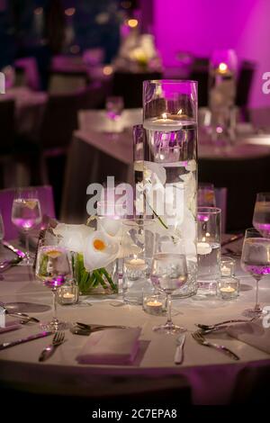 Mesa decorada para una ceremonia de boda con contenedores de agua y velas flotantes Foto de stock