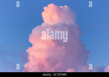 Nubes Rosadas En El Aire Como Una Explosion Fotografia De Stock Alamy