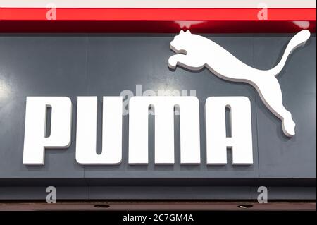 Logotipo de Puma de la Marca multinacional de ropa deportiva visto en Hong Kong. (Foto de Budrul Chukrut / SOPA Images/Sipa USA Fotografía de - Alamy