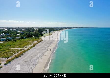 Una vista aérea de la hermosa playa de arena blanca en la isla Anna Maria, Florida Foto de stock