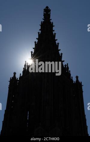 La silueta de la catedral giraba de la catedral en Ulm con una estrella del sol Foto de stock