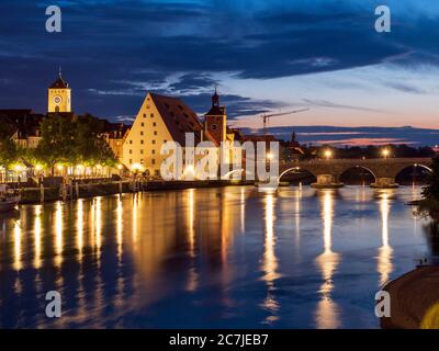 Regensburg, casco antiguo, atardecer, puente de piedra, Danubio, Baviera, Alemania