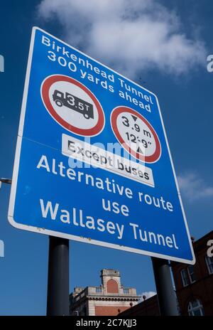 Señal cerca de la entrada del túnel Mersey entre Birkenhead y Liverpool en marzo de 2020 Foto de stock