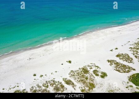 Una vista aérea de la hermosa playa de arena blanca en la isla Anna Maria, Florida Foto de stock