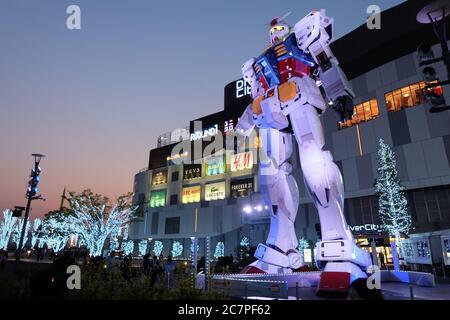 Anterior famoso gran poderoso TRAJE MÓVIL GUNDAM en frente de Odaiba Divercity Tokyo Plaza con hermoso cielo de puesta de sol