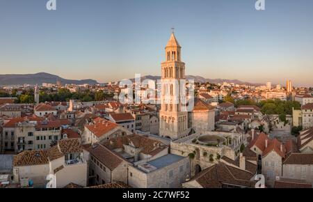 Split, Croacia - 15 2019 de agosto: Una imagen de paisaje urbano de verano, con el Palacio de Diocleciano, campanario de la catedral de San Domnio y Riva paseo, por la noche