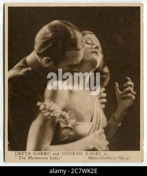 'Love Scenes from Famous Films' Kensitas tarjeta de cigarrillos - Greta Gabo y Conrad Nagel en 'la misteriosa Señora'. Segunda serie publicada en 1932 por J. Wix & Sons Ltd Foto de stock