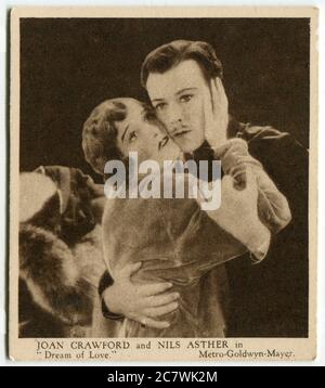 'Love Scenes from Famous Films' Kensitas tarjeta de cigarrillos - Joan Crawford y Nils Asther en 'Dream of Love'. Segunda serie publicada en 1932 por J. Wix & Sons Ltd Foto de stock