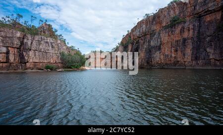 Hermoso tiro de aguas rodeado de acantilados en el Parque Nacional de Nitmiluk, Australia