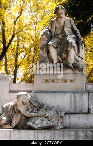 Viena, monumento en memoria del compositor de música Johannes Brahms en Karlsplatz Foto de stock