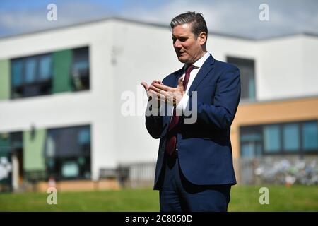 Keir Starmer, líder del Partido Laborista durante una visita a la Escuela Primaria Whitmore Park en Coventry.