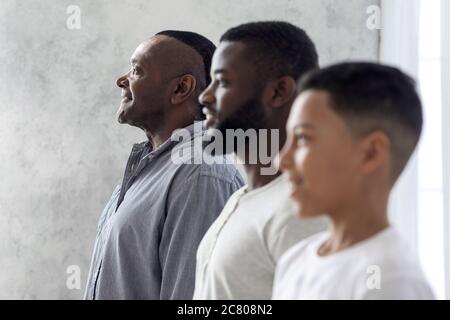 Retrato familiar de hombres multigeneracionales. Hijo Negro, Padre y Abuelo de pie en fila