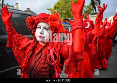 LONDRES - 18 DE OCTUBRE de 2019: Manifestantes de la Brigada Roja en una protesta por la rebelión de extinción