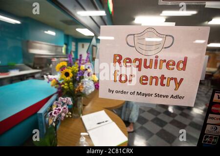 Austin, TX EE.UU. 17 de julio de 2020: Un signo de máscara obligatoria saluda a los clientes en la entrada del café en Dart Bowl en el último de los negocios. La pequeña empresa local, abierta durante 64 años, cerró debido a las luchas económicas y la pandemia de COVID-19. Crédito: Bob Daemmrich/Alamy Live News Foto de stock