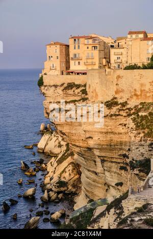 El casco antiguo fortificado de Bonifacio está encaramado en lo alto de acantilados de piedra caliza erosionados por las olas de abajo para crear el borde natural sobre el mar.