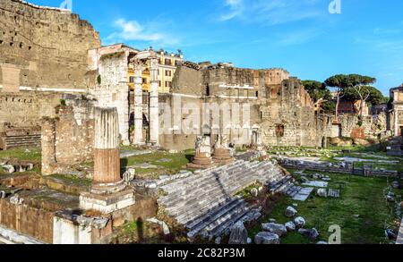 Foro de Augusto en verano, Roma, Italia, es la atracción turística histórica de Roma. Paisaje urbano con ruinas antiguas en el centro de la ciudad de Roma, escenois Foto de stock