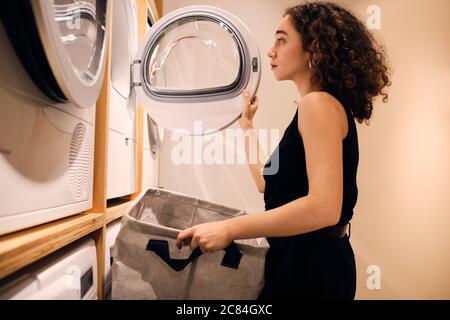 Mujer joven en secadora de stock - Alamy