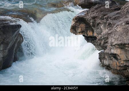 El río Elbow en Elbow Falls, Bragg Creek, Alberta, Canadá. Foto de stock