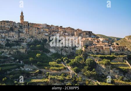 Vista de día al pueblo Bocairent. Comarca de Vall d'Albaida en Comunidad Valenciana, España. Foto de stock