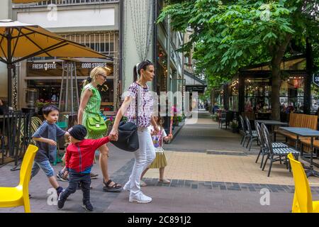Madres con hijos en la calle Vitosha; Sofía Bulgaria; Foto de stock