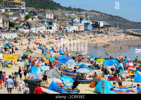 Lyme Regis, Dorset, Reino Unido. 22 de julio de 2020. El tiempo en el Reino Unido. Los bañistas y turistas acuden a la playa en la localidad costera de Lyme Regis en Dorset en otro día de sol caliente y abrasador. Crédito de la imagen: Graham Hunt/Alamy Live News
