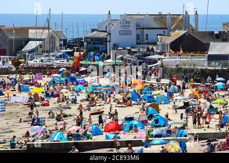Lyme Regis, Dorset, Reino Unido. 22 de julio de 2020. El tiempo en el Reino Unido. Los bañistas y turistas acuden a la playa en la localidad costera de Lyme Regis en Dorset en otro día de sol caliente y abrasador. Crédito de la imagen: Graham Hunt/Alamy Live News