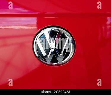  Logo de Volkswagen, logo de VW.primer plano de un logo de Volkswagen VW cromado en un coche. Imagen de stock Fotografía de stock