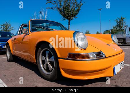 Modelo de coche Porsche 911 E 1970 en naranja