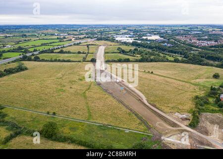 Vista panorámica aérea de la nueva construcción de la carretera de acceso sur de Wichelstowe (WSA) en Swindon, Wiltshire Foto de stock
