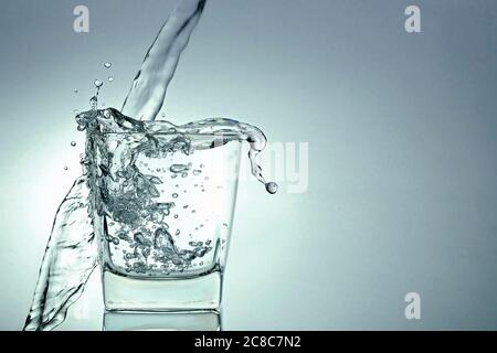 imagen de alta velocidad del agua que se vierte en el cristal Foto de stock