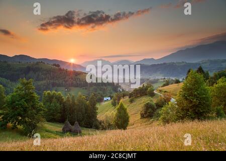 Amanecer de verano en el pueblo de Transilvania. Paisaje de niebla aérea en Transilvania, al amanecer Foto de stock