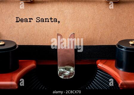 Feliz Navidad, lista de deseos a la antigua moda y enviar una carta a Santa Claus idea conceptual con el primer plano en la máquina de escribir vintage y la heade impresa Foto de stock