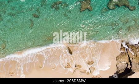 Vista aérea panorámica de la playa de arena blanca. Playa de arena blanca en cupecoy St.Maarten Foto de stock